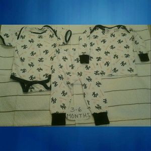 SALE- NY YANKEES 3 PEICE OUTFIT SIZE 3-6 MONTHS